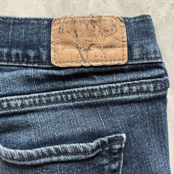 Hollister Denim  Capri pants  dark blue denim/ Social stretch  mid rise 
Fading - Picture 8 of 9